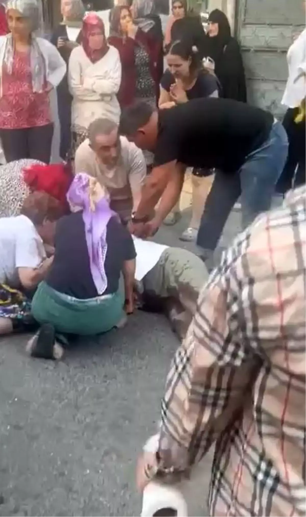 Bağcılar\'da Bıçaklama Olayı: Kadın Yaralandı, Şüpheli Linç Edildi!