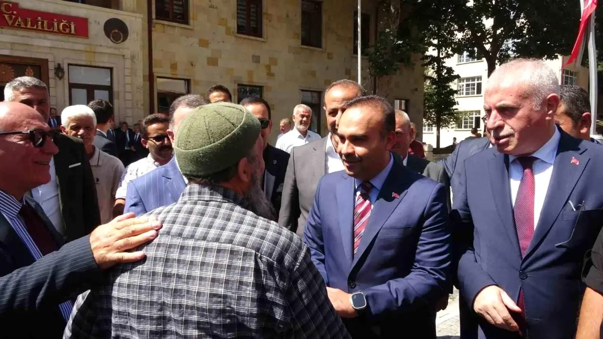 Bakan Kacır Bayburt\'ta Esnaf ve Çocuklarla Buluştu