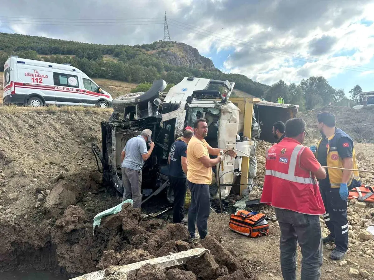 Tokat-Niksar Karayolunda Hafriyat Kamyonu Kazası: Sürücü Ağır Yaralı