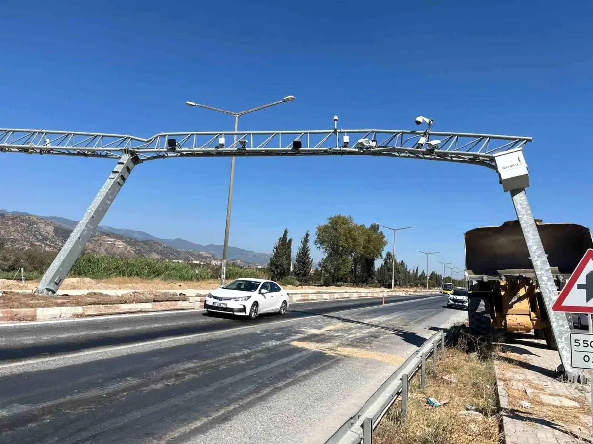 Aydın\'da Kamyon PTS Direğine Sıkıştı