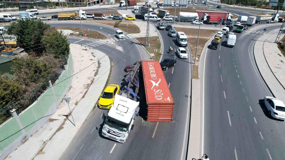İstanbul\'da Tır Konteyneri Devrildi