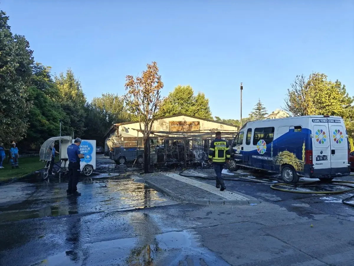 Kayseri\'de Temizlik Araçları Yangında Kül Oldu