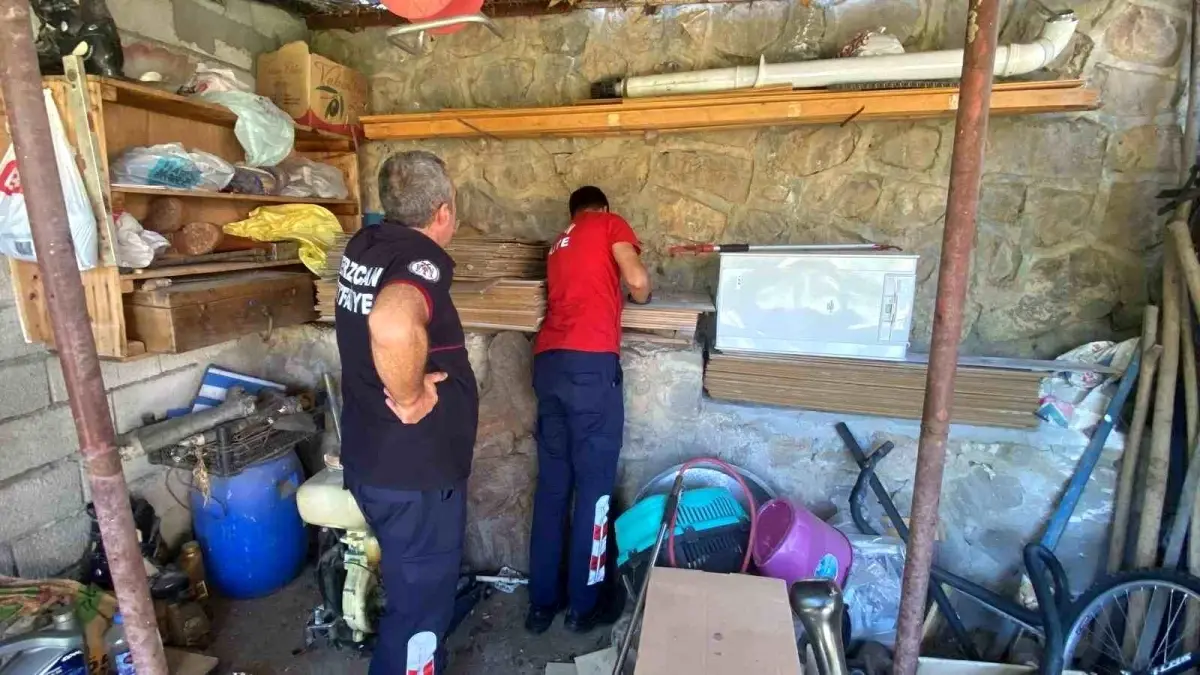 Sıkışan Kedi Yavrusuna İtfaiye Yardımı