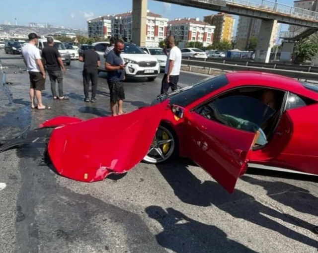 Hurdaya dönen 15 milyonluk Ferrari, futbolcuya satıldı