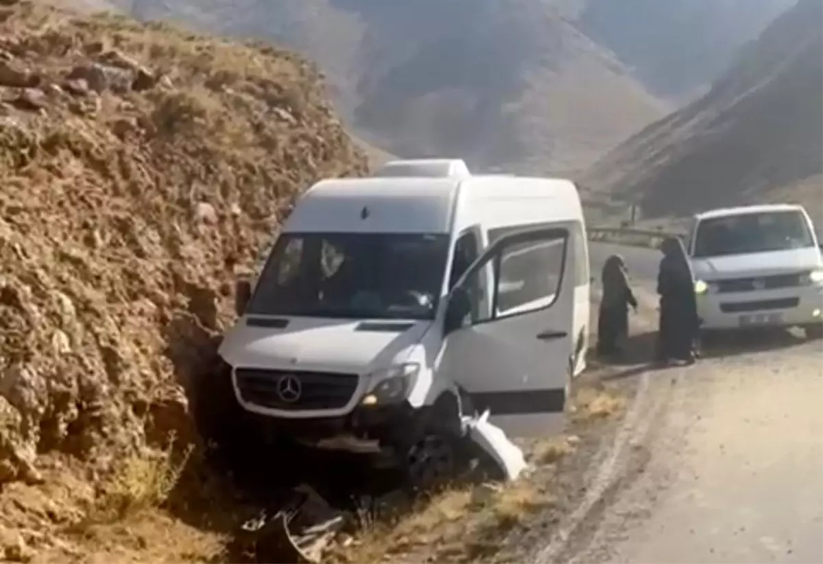Van\'da Minibüs Kazası: 18 Yolcu Kurtuldu
