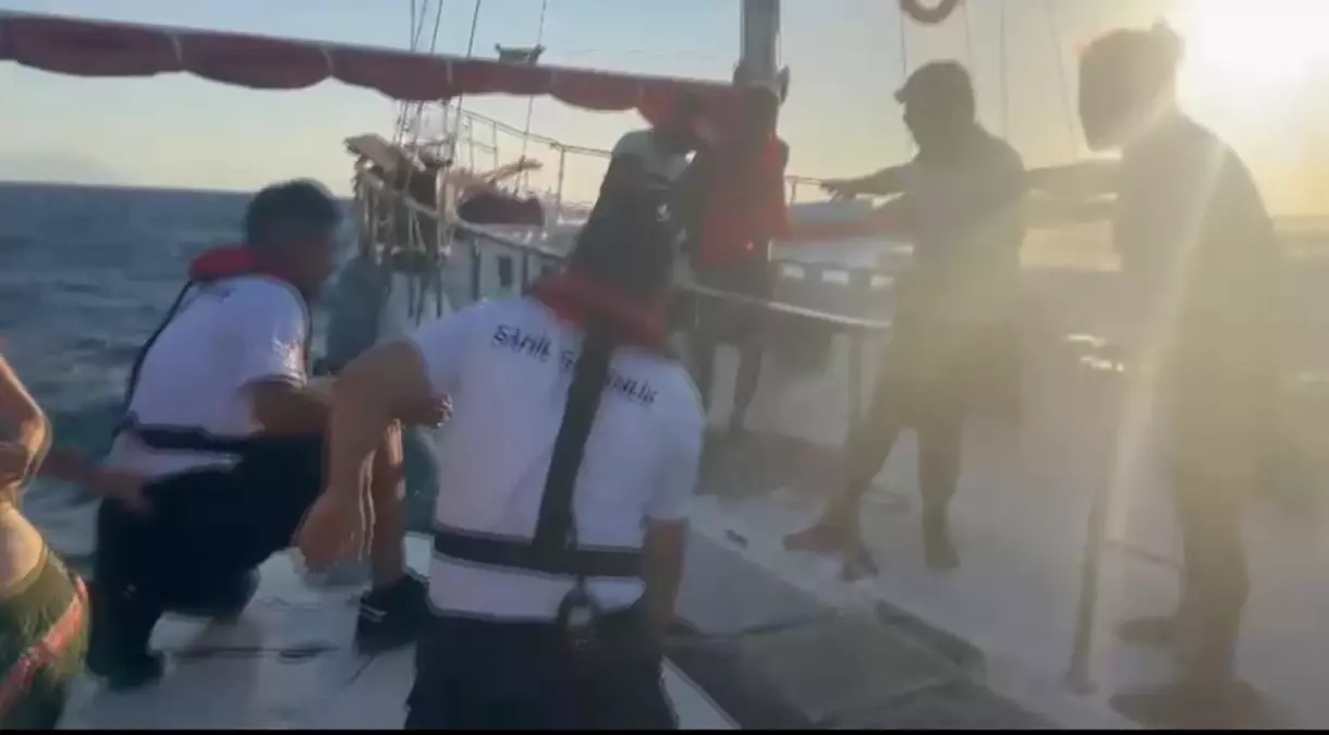 Milas\'ta Su Alan Yelkenli Tekne Kurtarıldı