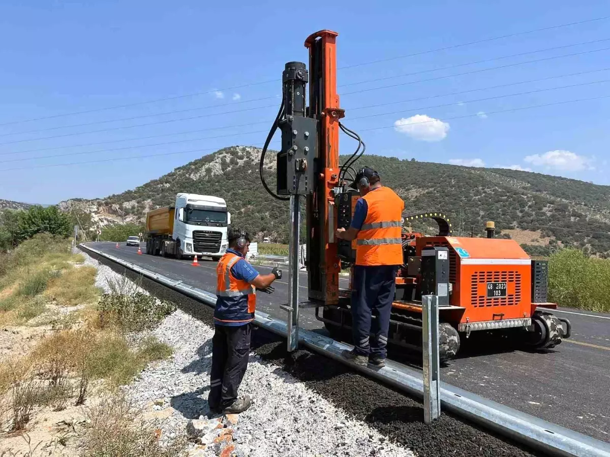 Muğla Büyükşehir Belediyesi\'nden Güvenli Ulaşım İçin Oto Korkuluk Çalışmaları