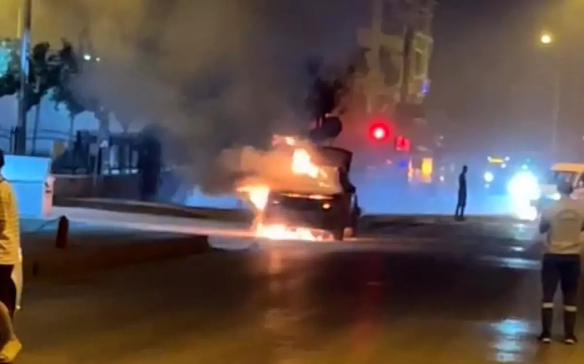 Samsun\'da Seyir Halindeki Otomobil Yangına Teslim Oldu