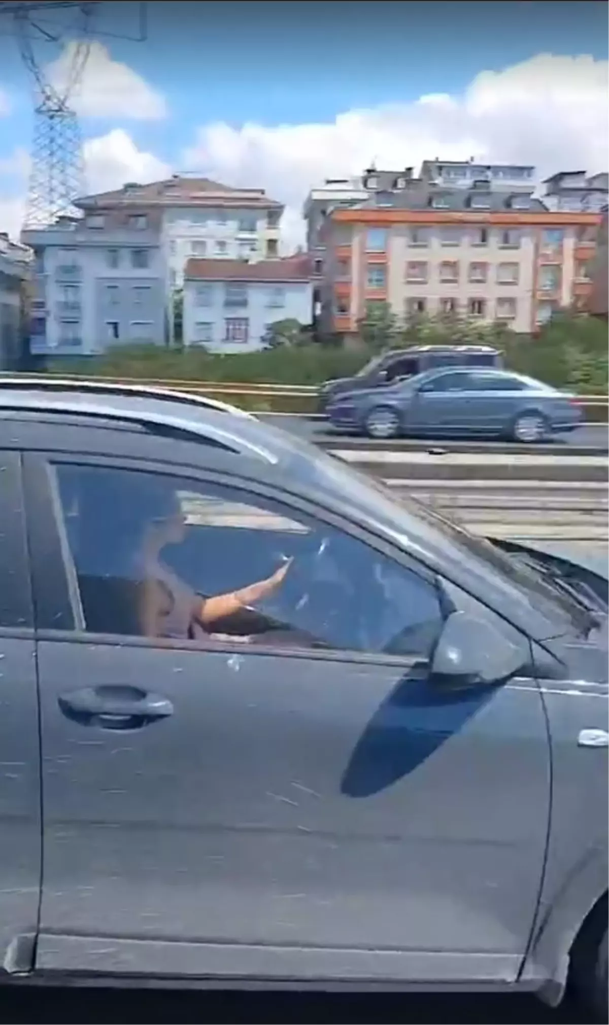 Sürücüdeki rahatlığa bak! Trafikte akılalmaz görüntüler