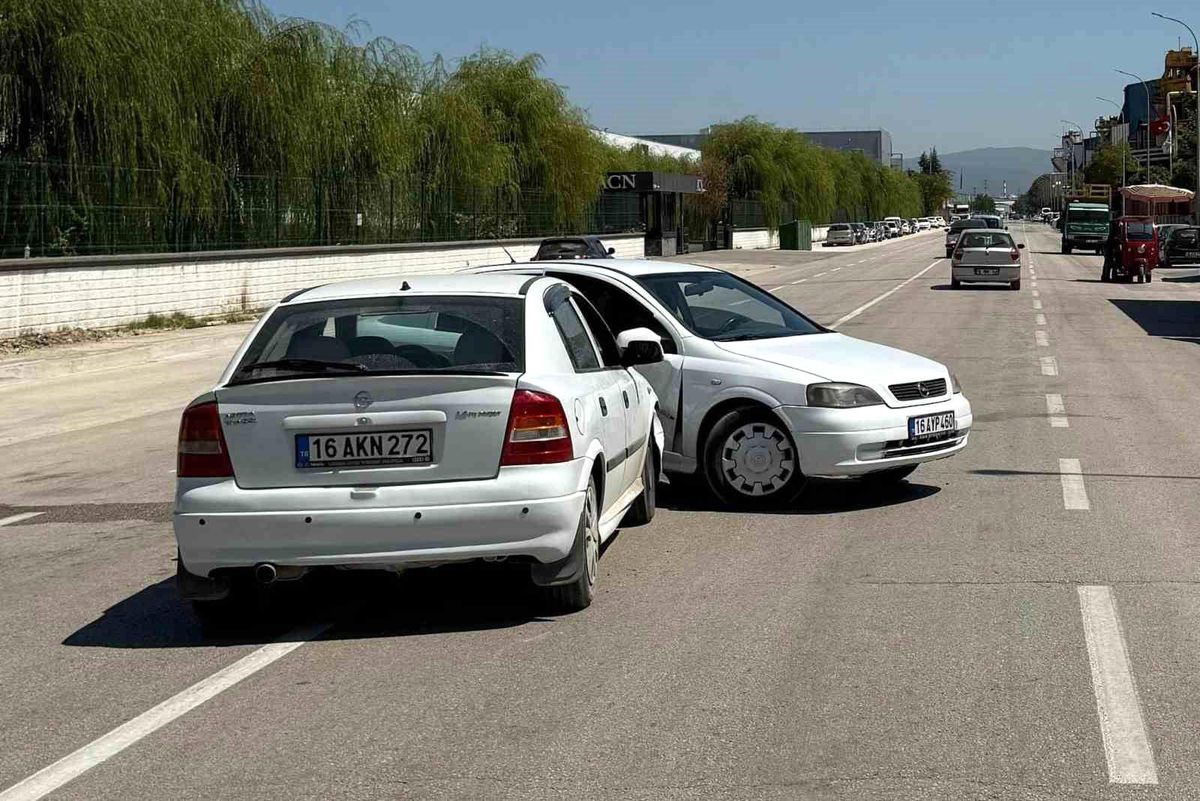 İnegöl\'de Otomobil Çarpıştı: 2 Yaralı