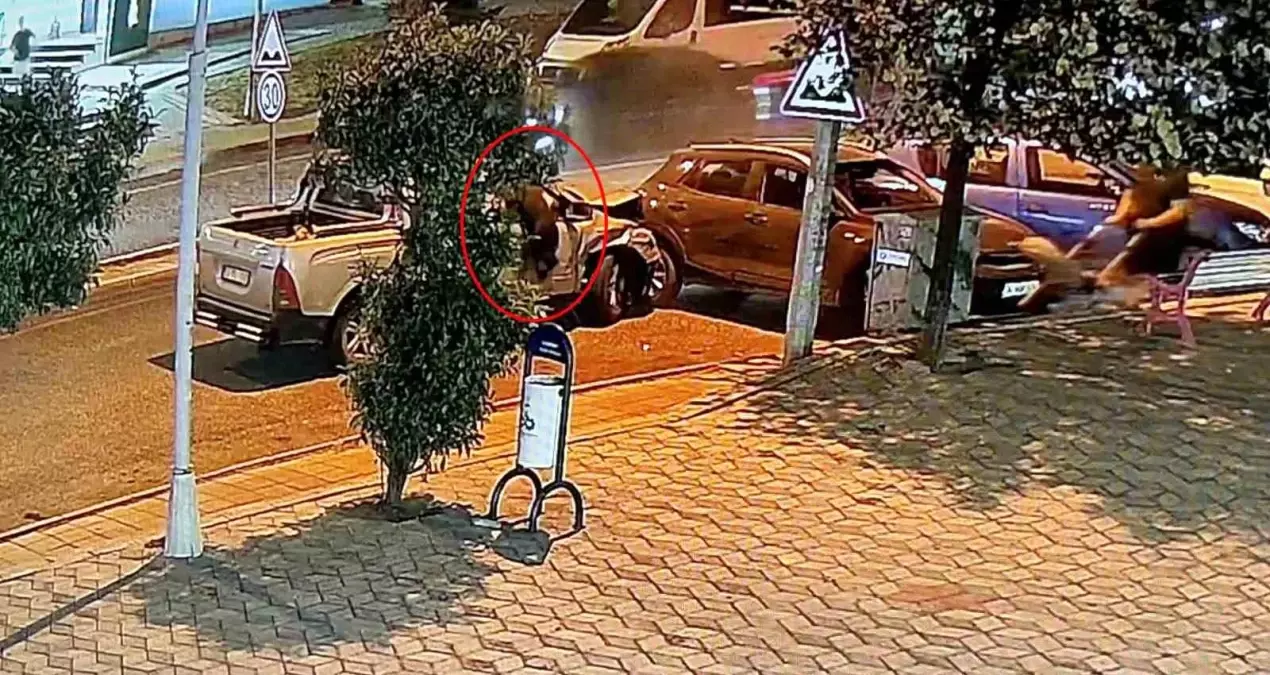 Alkollü Sürücü Park Halindeki Araçlara Çarptı