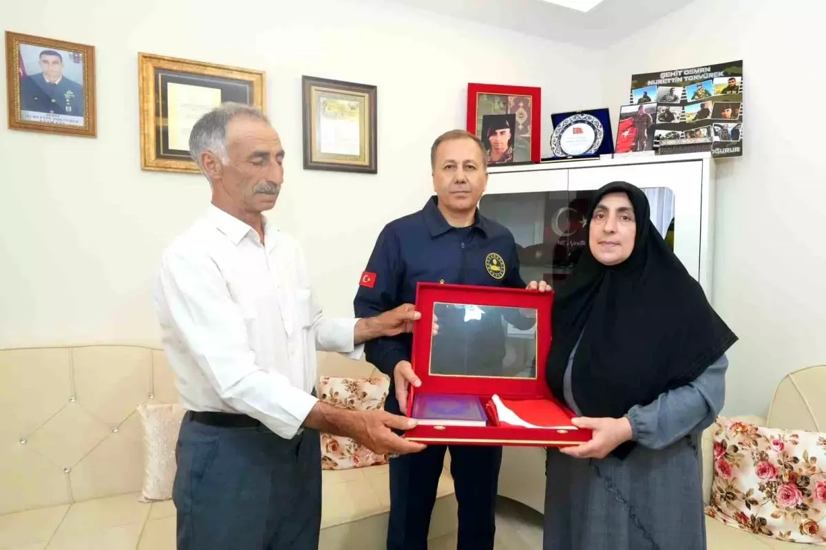 Bakan Yerlikaya, Cumhurbaşkanı Erdoğan\'ın şehit ailelerine yazdığı mektubu okudu