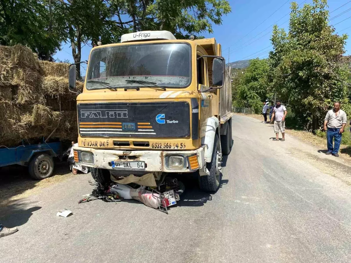 Aydın\'da Motosiklet-Kamyon Çarpıştı: 1 Yaralı