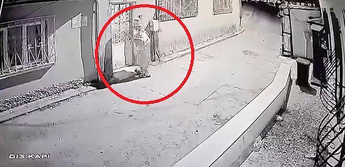 Palyaço Kıyafetli Şahıs Çocukları Kovaladı