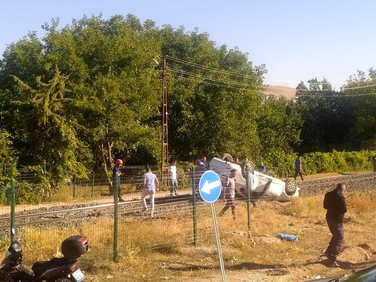 Elazığ\'da Tren Raylarına Çıkan Araç Takla Attı