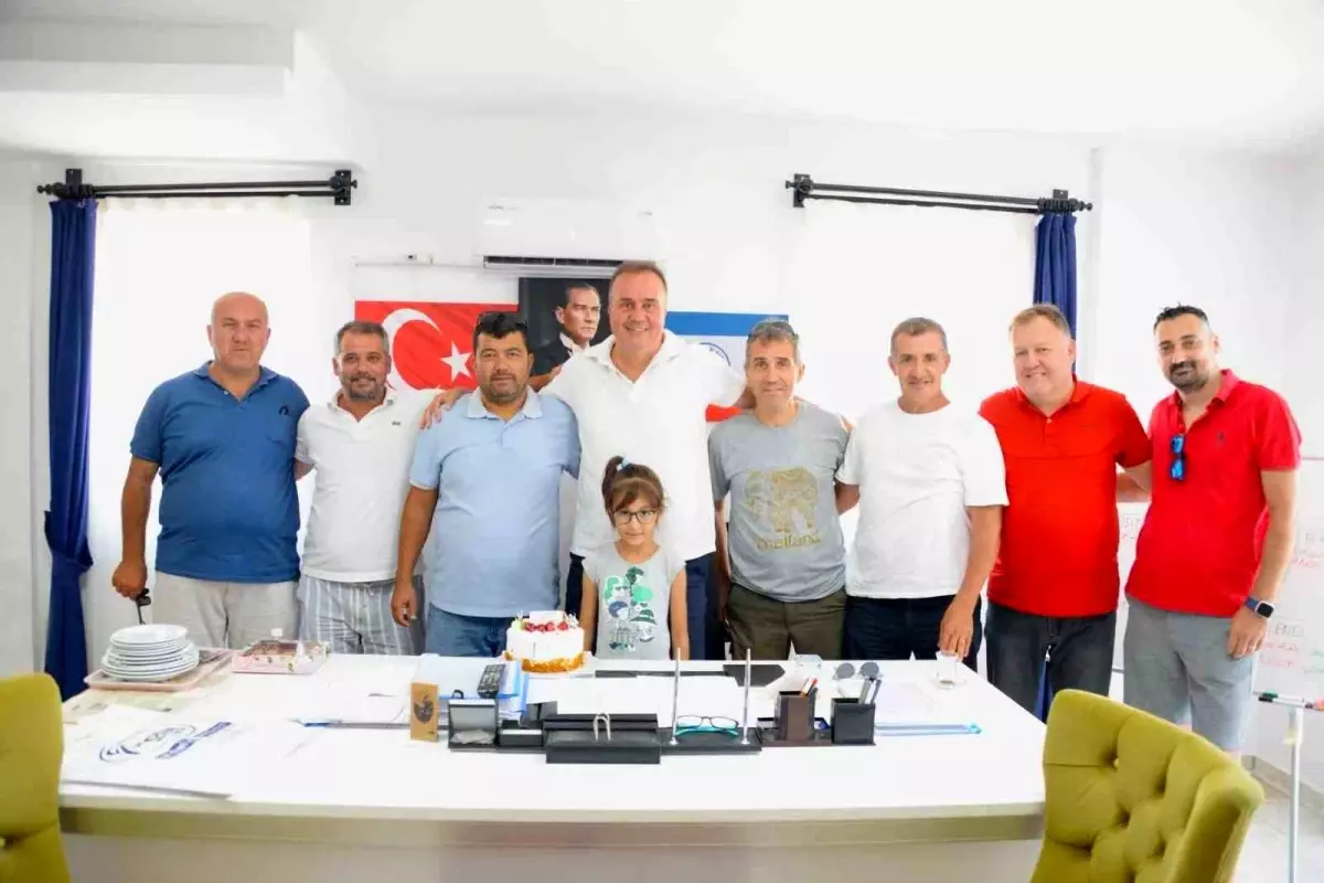 Dinçel\'e Sürpriz Doğum Günü Kutlaması