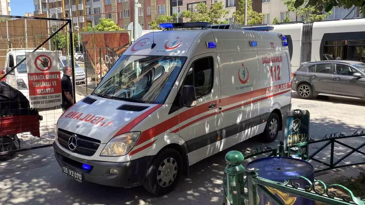 Eskişehir\'de İnşaattan Düşen İşçi Hastaneye Kaldırıldı