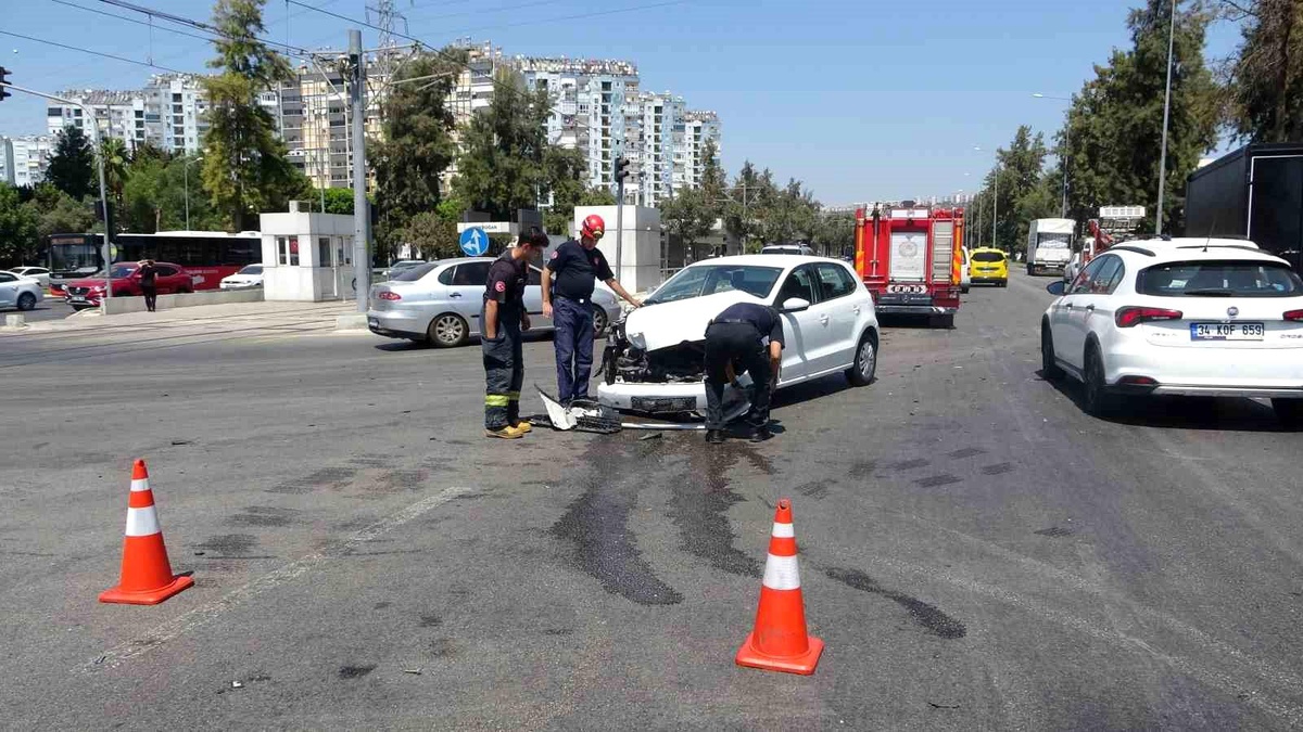 Antalya\'da Kavşakta Otomobil ve Kamyonet Çarpıştı: Bir Yaralı
