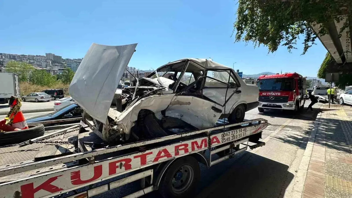 Samsun\'da Trafik Kazası: 1\'i Ağır 2 Yaralı