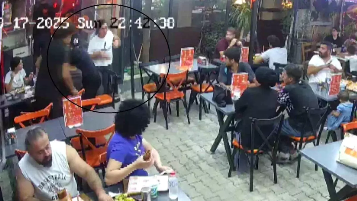 Hatay\'da güvenlik görevlisi, heimlich manevrası ile kadının hayatını kurtardı
