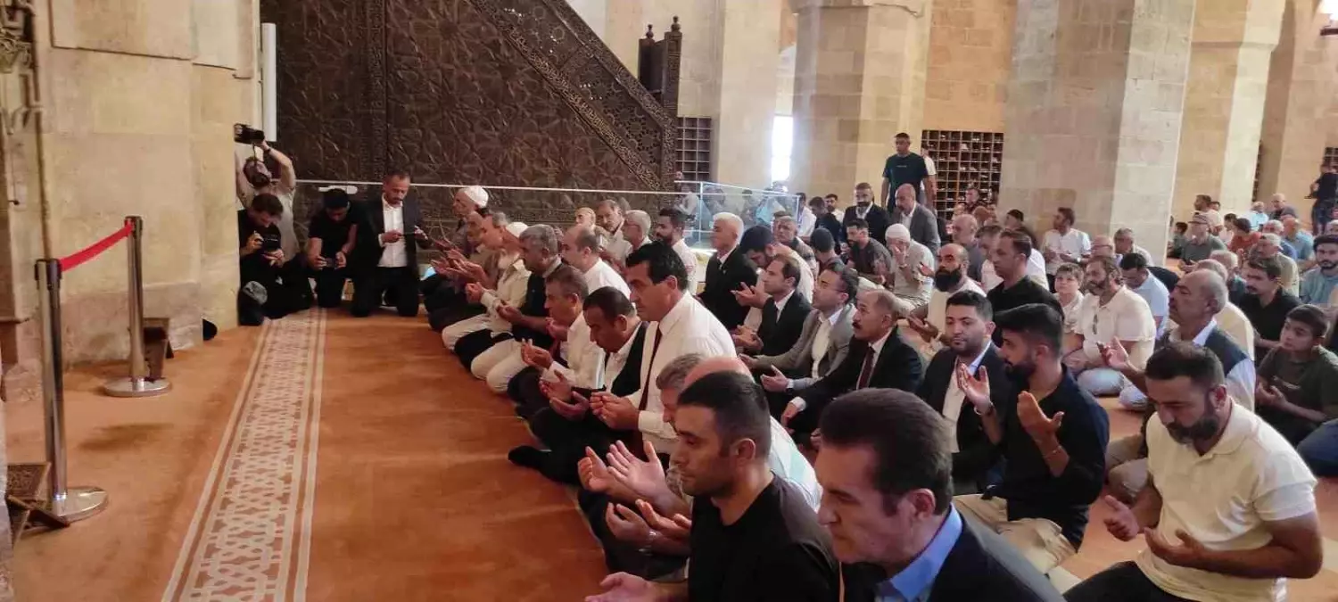 CHP Genel Başkanı Özgür Özel, Sivas\'ta Cuma Namazı Kıldı