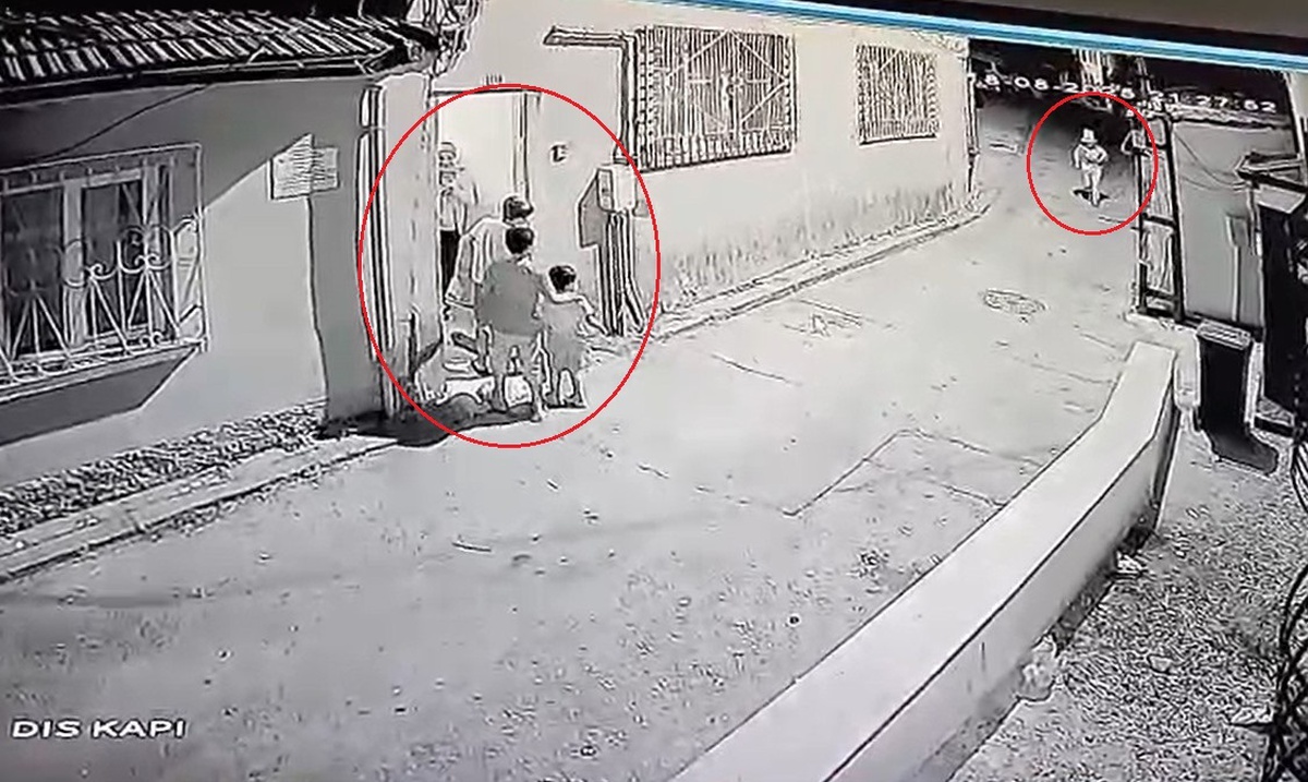 Palyaço Kıyafetli Genç Çocukları Kovaladı
