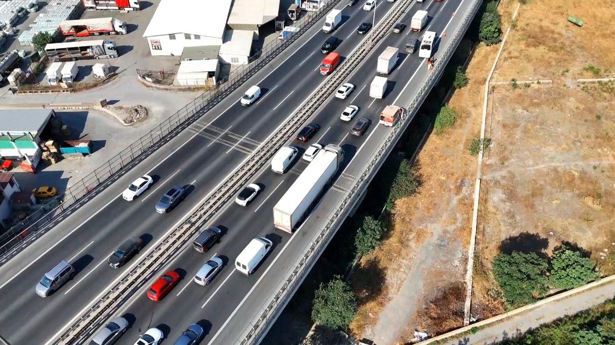 TEM Otoyolu\'nda İkinci Kamyon Devrildi