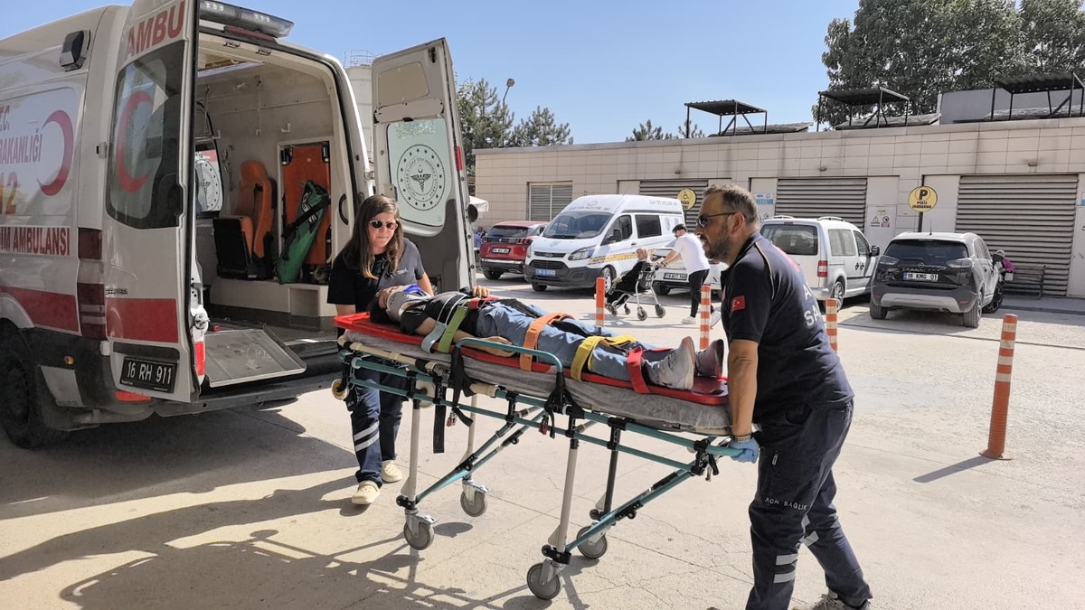 İnegöl\'de TIR ve 4 Otomobil Çarpıştı: 7 Yaralı