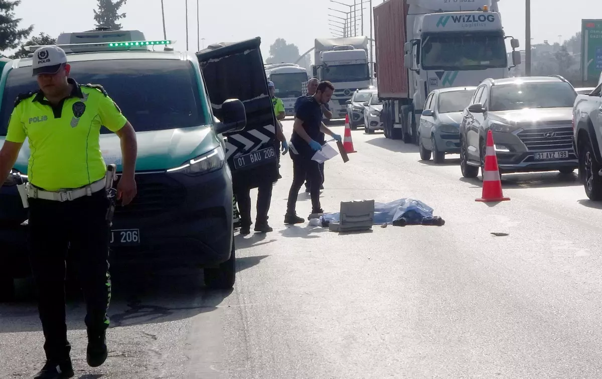 Adana\'da TIR, yayaya çarptı: Yaya hayatını kaybetti