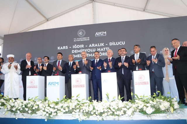 Yılda 5,5 milyon yolcuya hizmet verecek Kars-Iğdır-Aralık-Dilucu Demiryolu Hattı'nın temeli atıldı