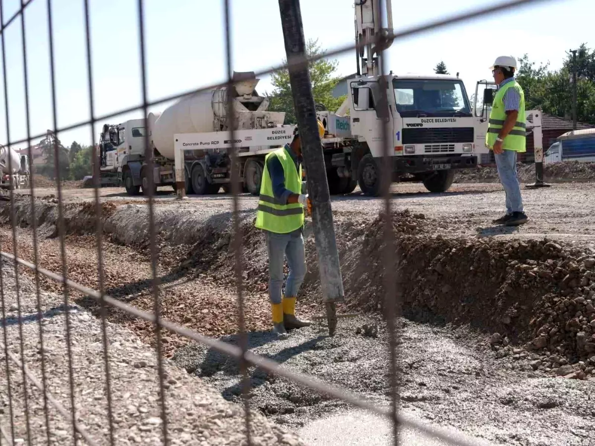 Düzce\'de Yeni Tuhafiyeciler Pazaryeri İnşaatı Devam Ediyor