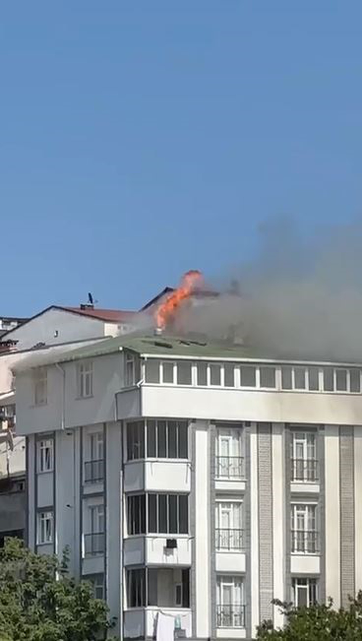 Arnavutköy\'de Çatı Yangını