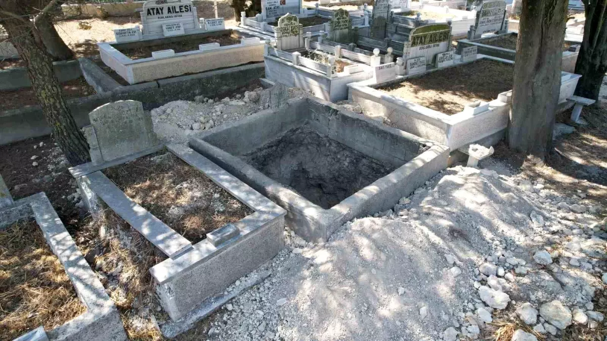 Define bulmak için defalarca kazılan mezarlık mahalleliyi isyan ettirdi