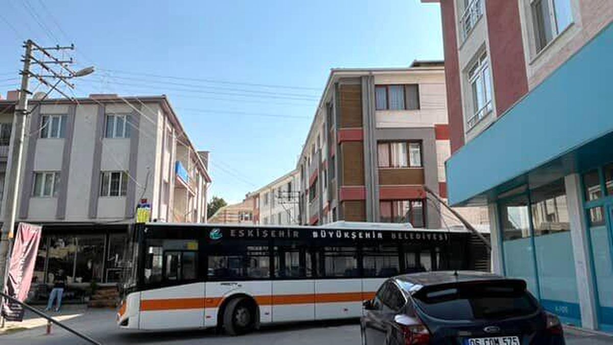 Eskişehir\'de Belediye Otobüsü Direği Devrildi