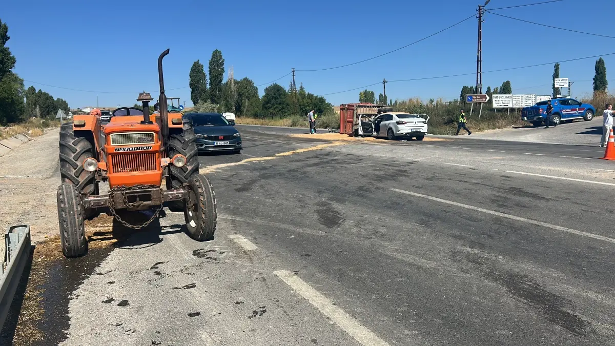 Buğday Yüklü Traktörle Otomobil Çarpıştı