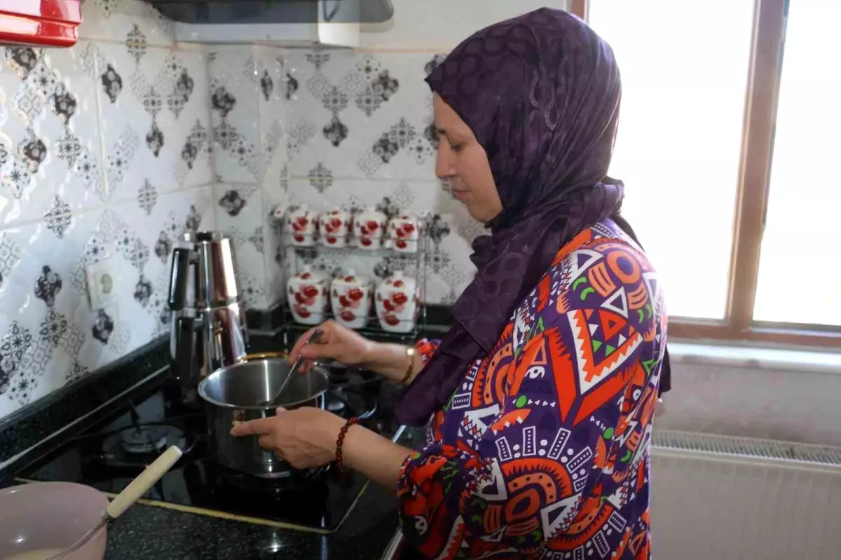 Diyarbakırlı Kadın Evde Yemek Satarak Ekonomisine Katkı Sağlıyor