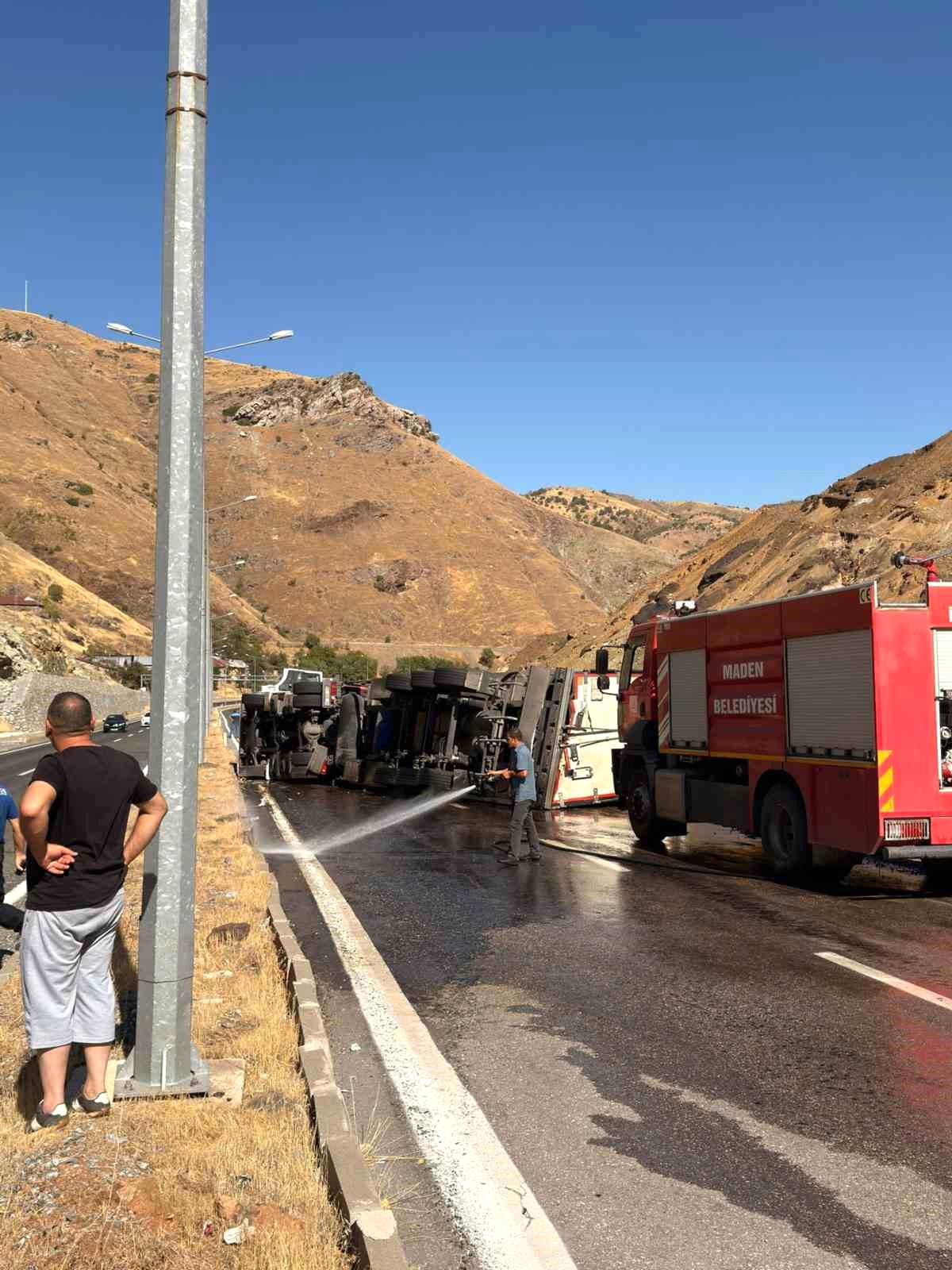 Dondurulmuş Tavuk Yüklü Tır Devrildi