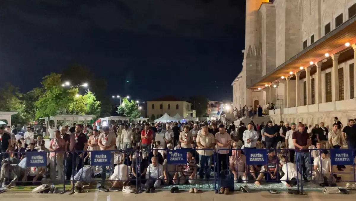 Fatih Camii\'nde Gazze İçin Dua