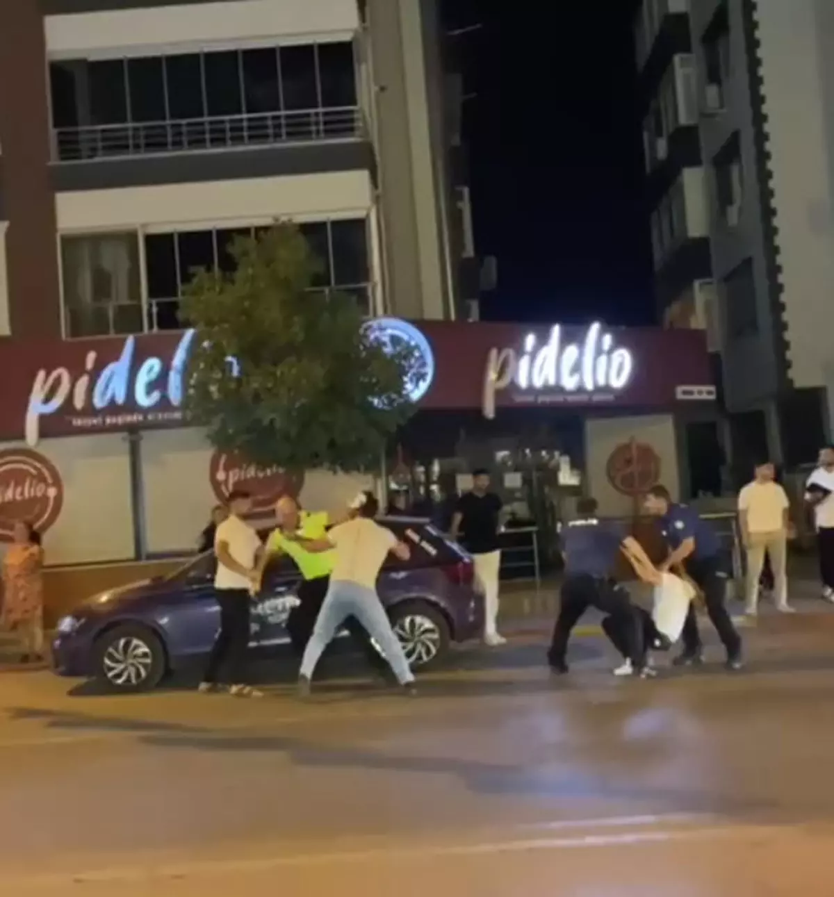Polise direnip saldırdılar: 2 tutuklama