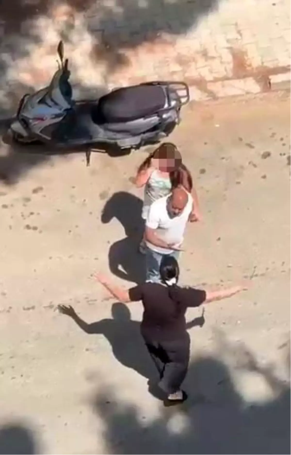 Adana\'da Kızını Bıçakla Kovalayan Kadın Panik Yarattı