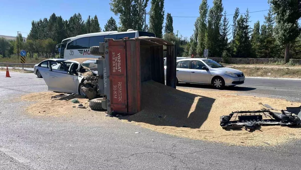 Sivas\'ta Buğday Yüklü Traktör Kaza Yaptı