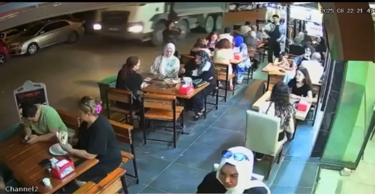Kamyon Lastiği Patladı, Müşteriler Panikledi