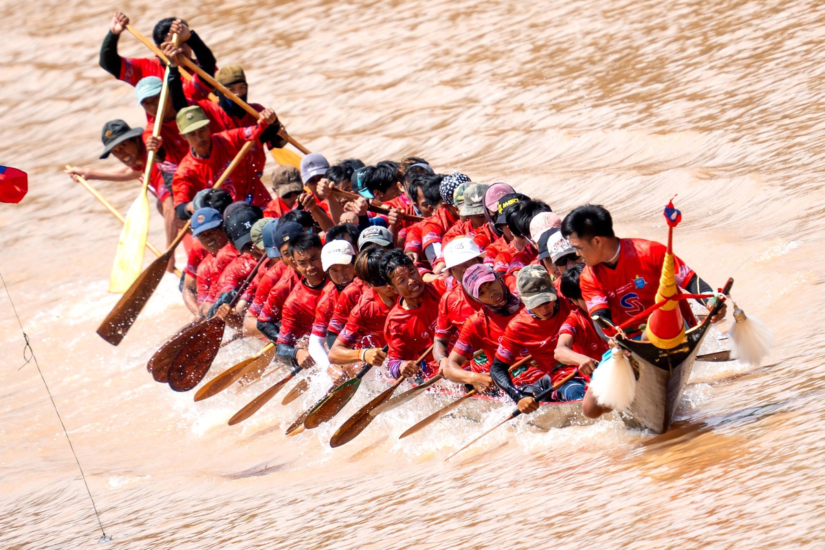 Laos\'ta Ejderha Teknesi Festivali Coşkusu