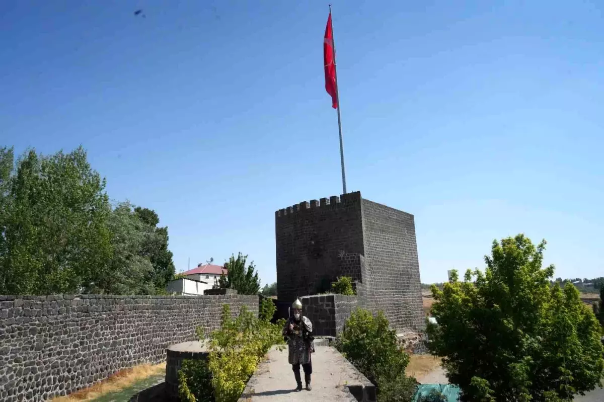 Hacı Hasan Keskin Malazgirt\'te Selçuklu Kıyafetiyle