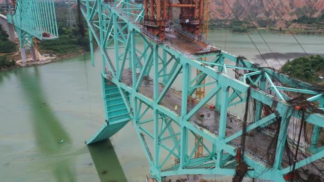 Çin'de demir yolu köprüsü çöktü: 12 işçi hayatını kaybetti