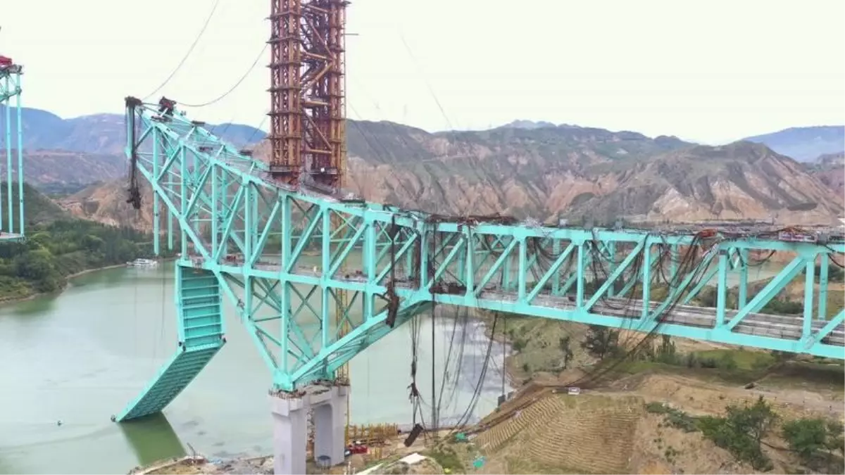 Çin\'de köprü çöktü: 12 işçi hayatını kaybetti