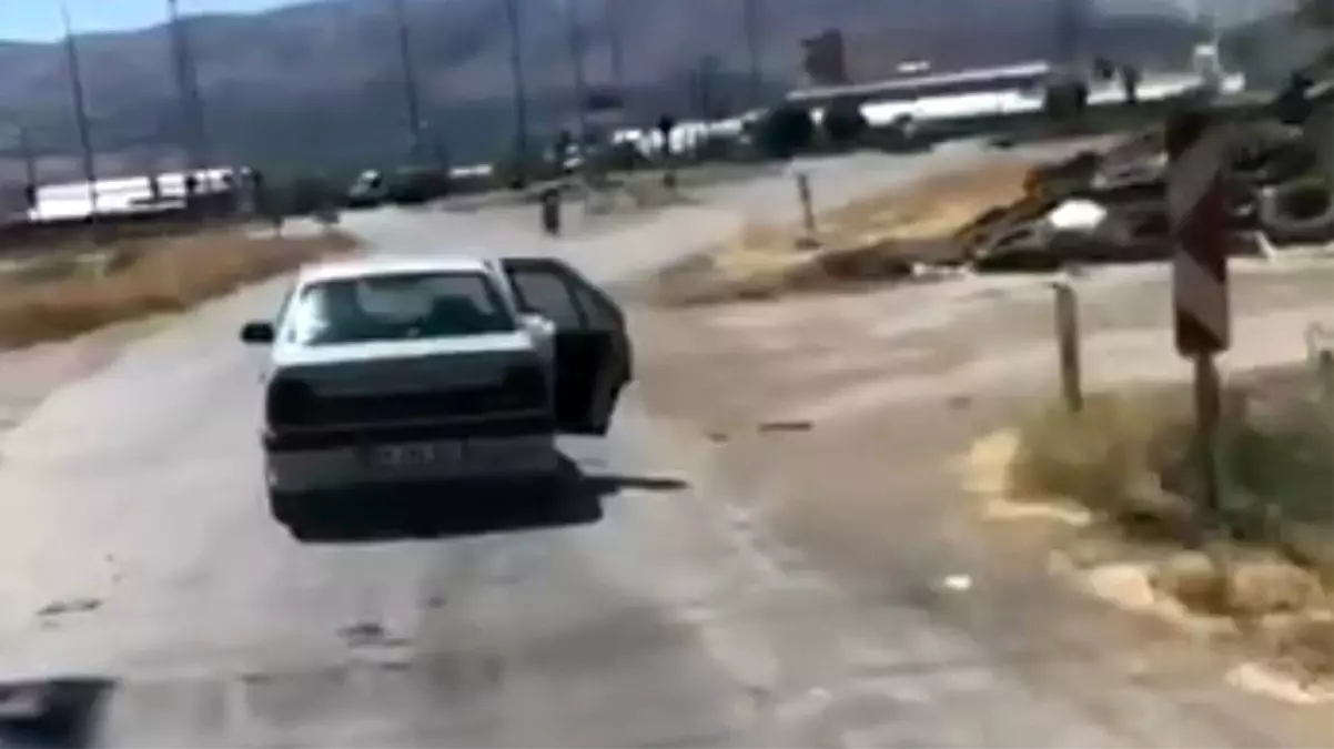 Erzincan\'da Kapı Açık Araçla Trafikte Seyahat