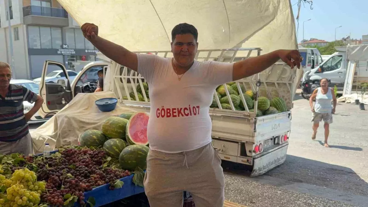 Göbek atarak karpuz satan genç sosyal medyayı salladı
