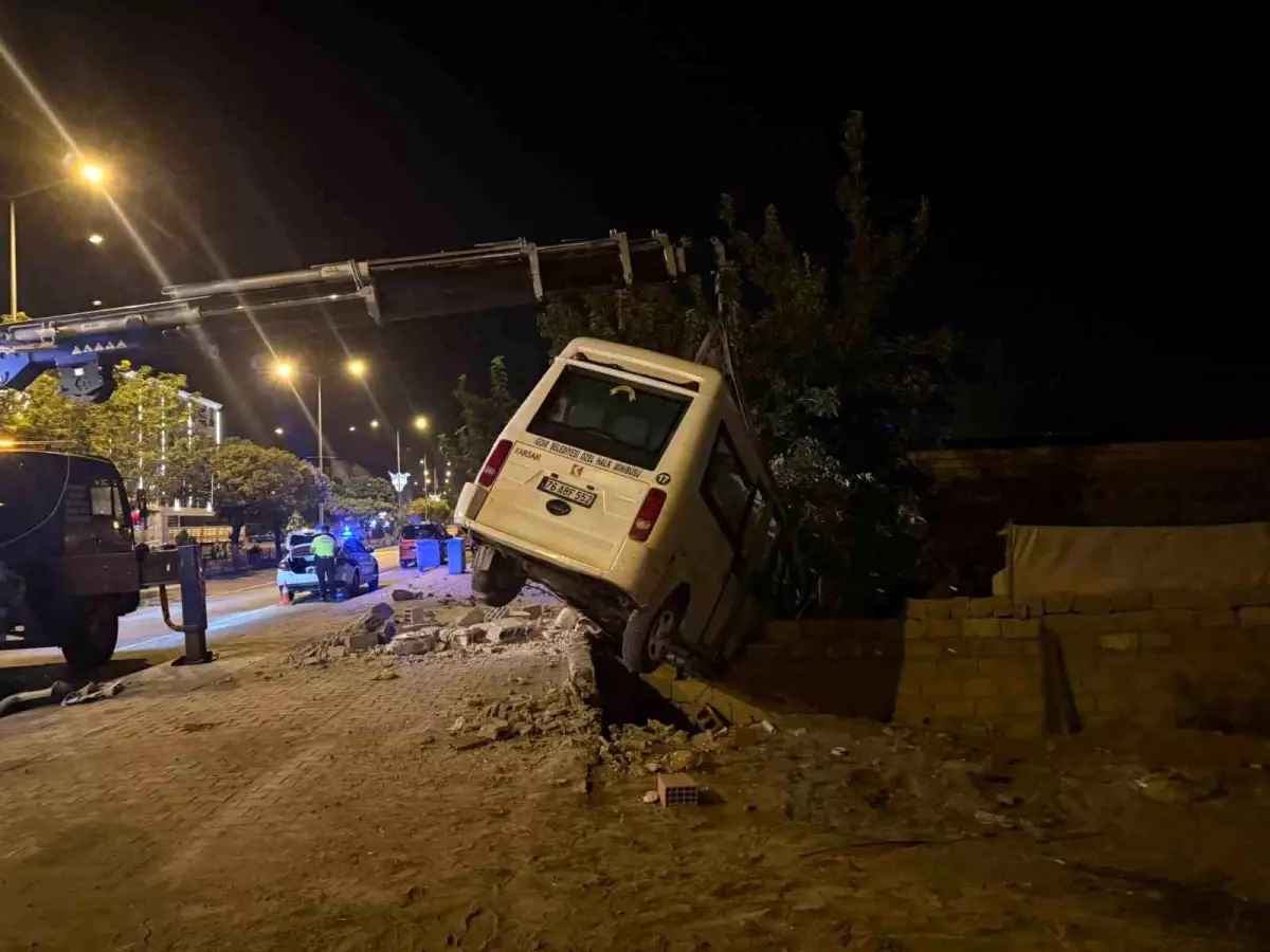 Iğdır\'da Minibüs Ev Duvarında Asılı Kaldı