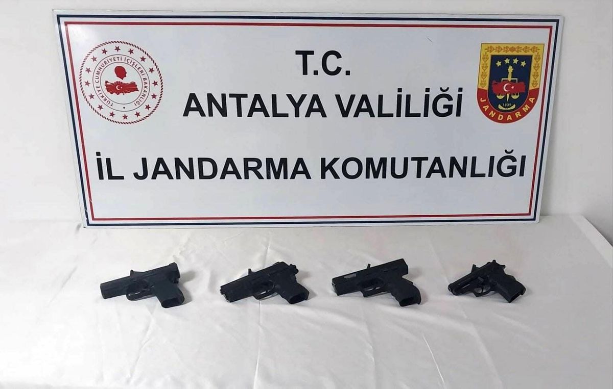 Antalya\'da Kaçak Tabanca Operasyonu
